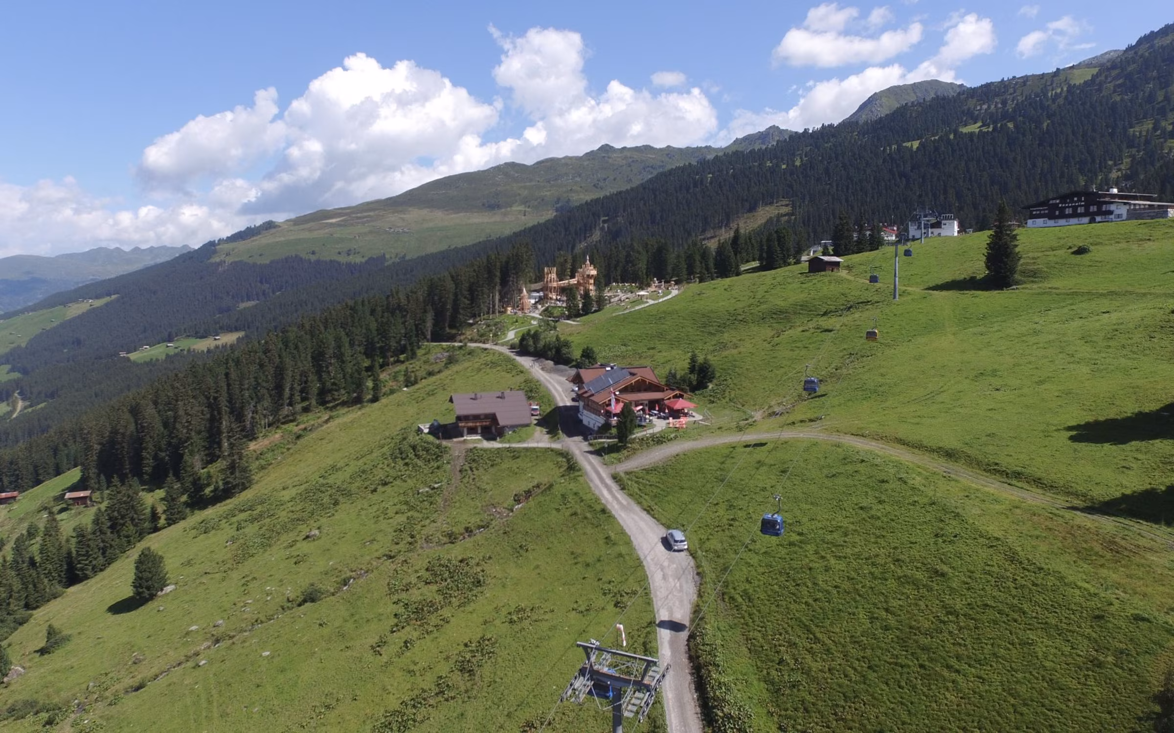 Kreithütte im Sommer auf 1.700 m, Almwiesen der Zillertal Arena