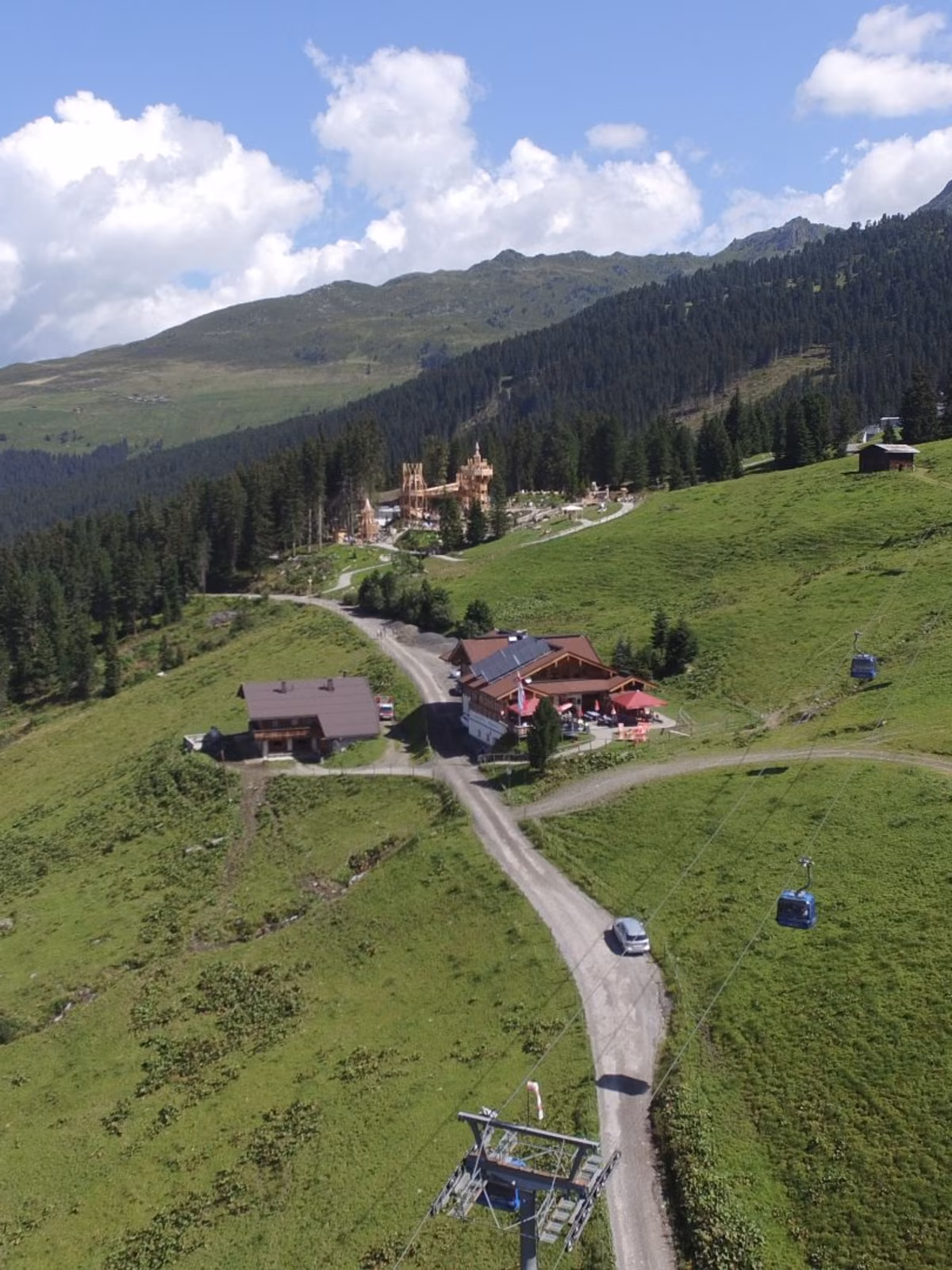 Kreithütte im Sommer auf 1.700 m, Almwiesen der Zillertal Arena