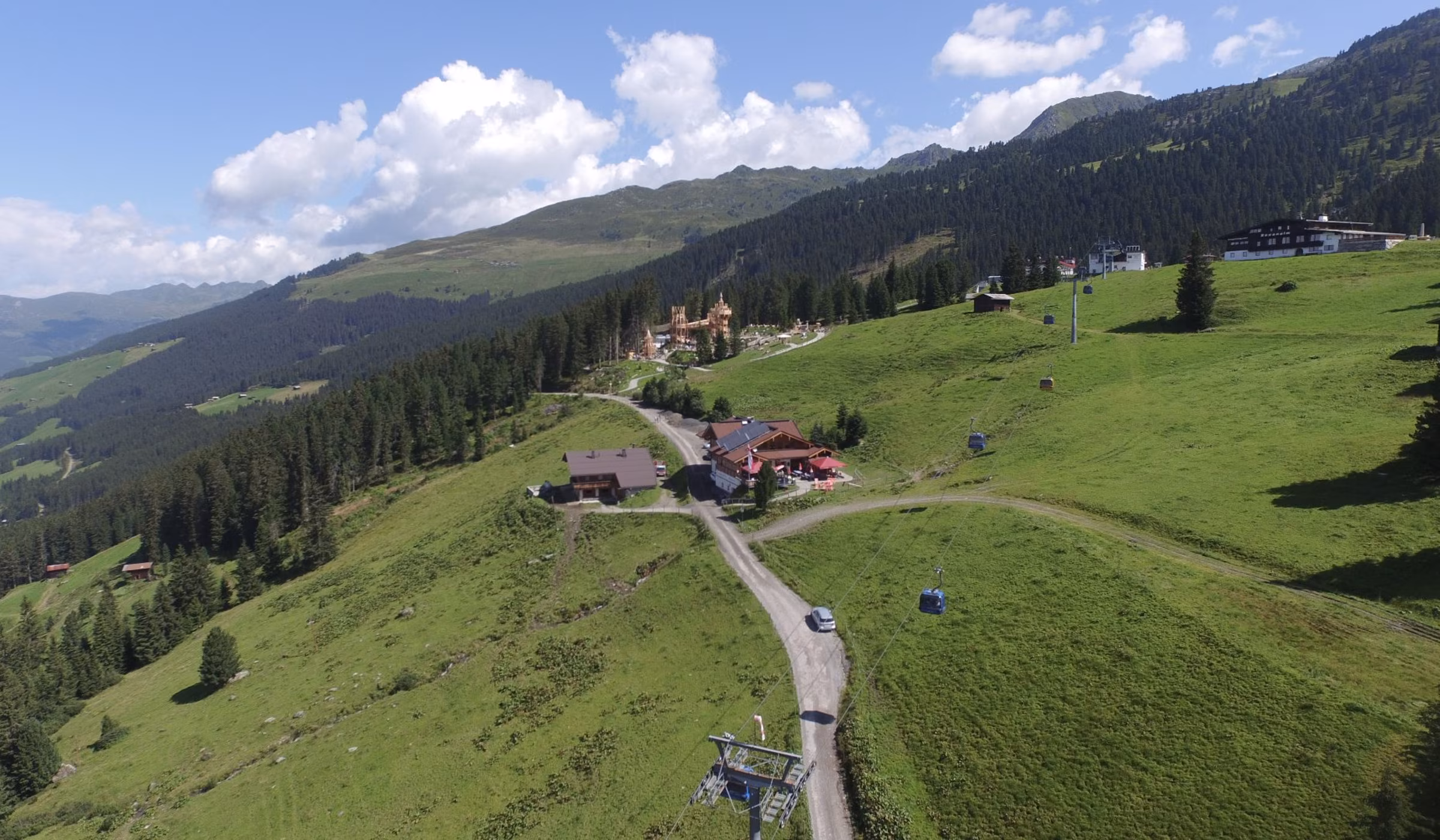 Kreithütte im Sommer auf 1.700 m, Almwiesen der Zillertal Arena