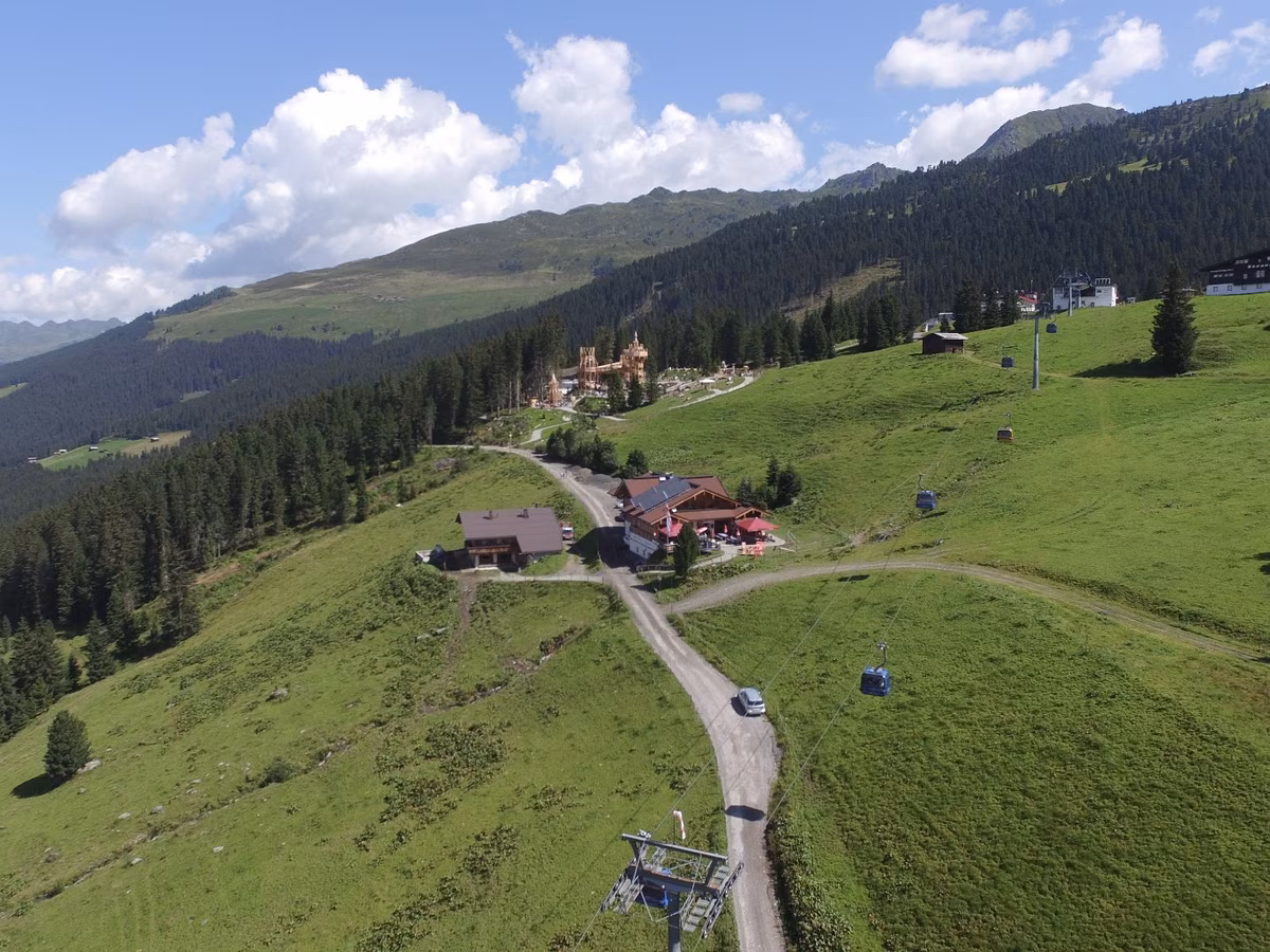 Kreithütte im Sommer auf 1.700 m, Almwiesen der Zillertal Arena