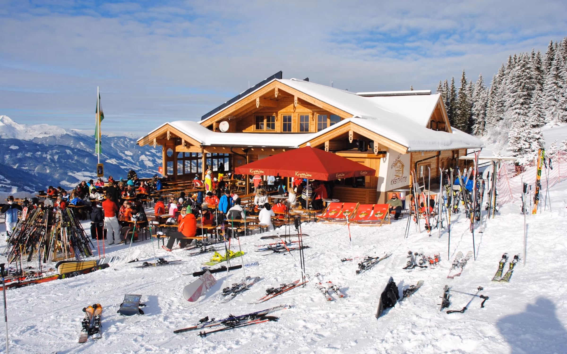 Kreithütte im Winter neben der Karspitzbahn auf 1.700 m in der Zillertal Arena